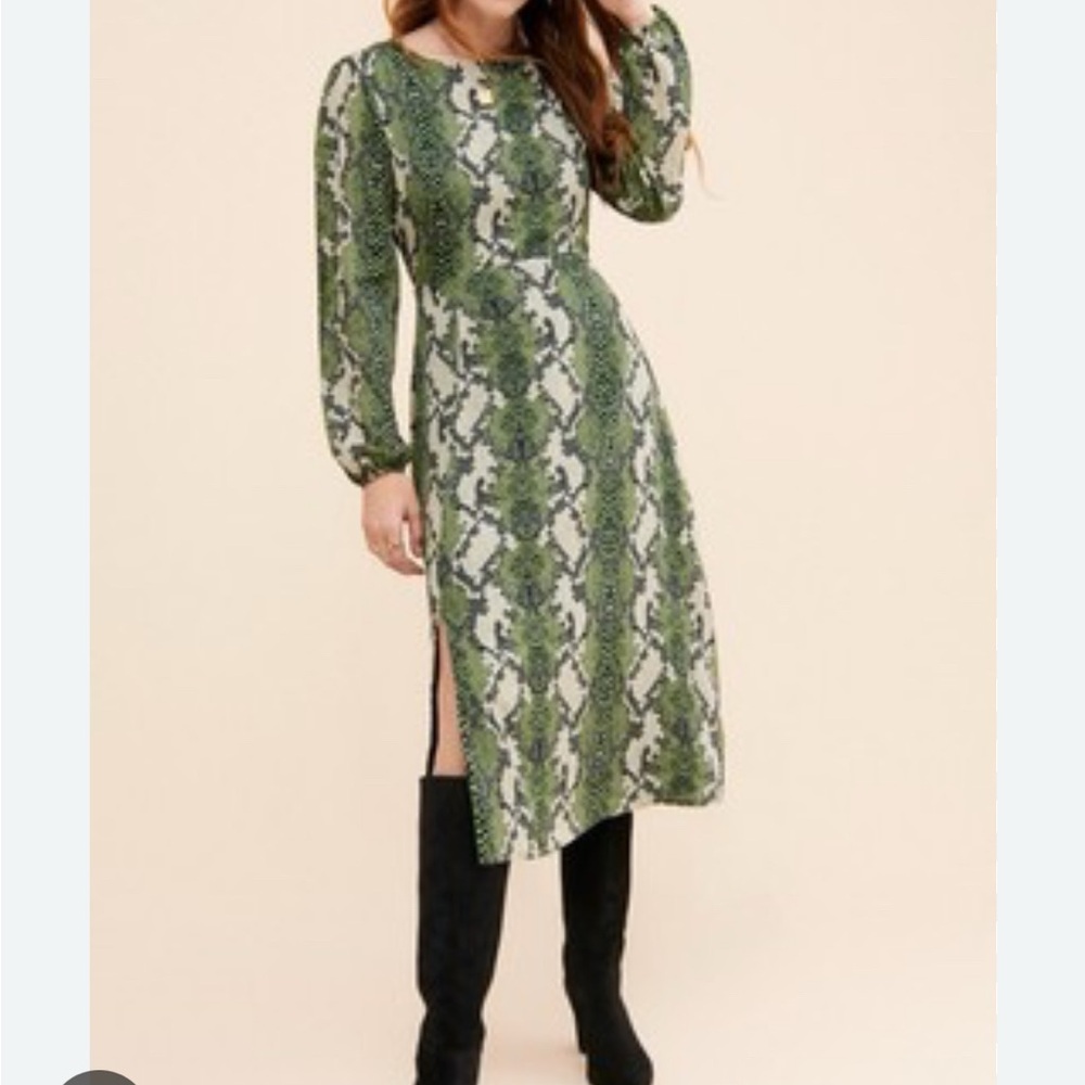 Glamorous Green and White Snakeskin Patterned Long Sleeve Dress